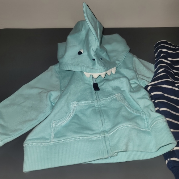 (6 mos) Carter's Shark Hoodie Sweatsuit - Picture 6 of 9